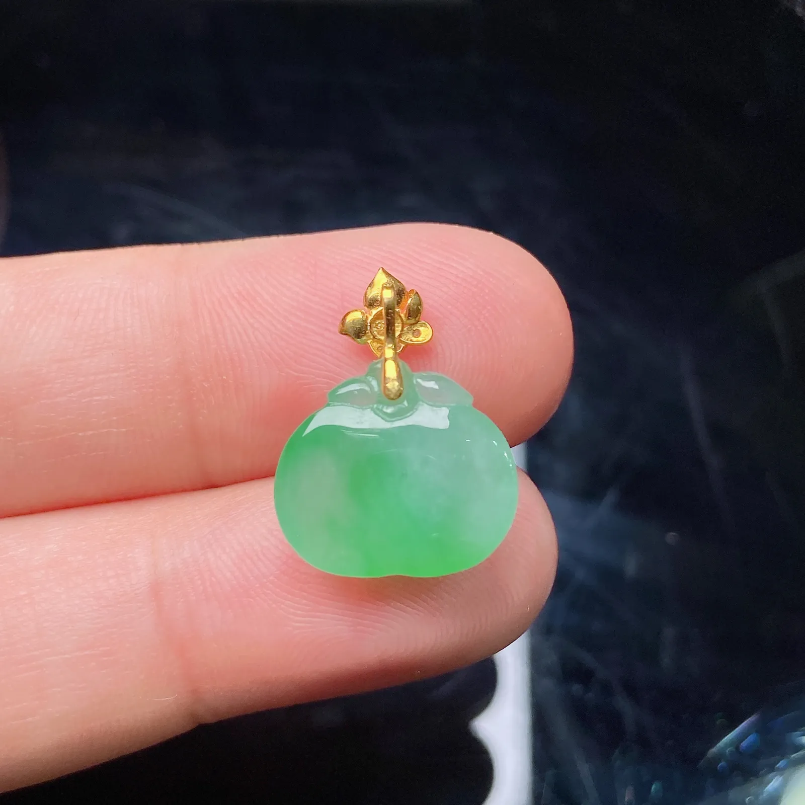 冰飘绿苹果吊坠，18k金扣头，冰润细腻，色阳，种水足，001 尺寸18.1*13.8*5.8