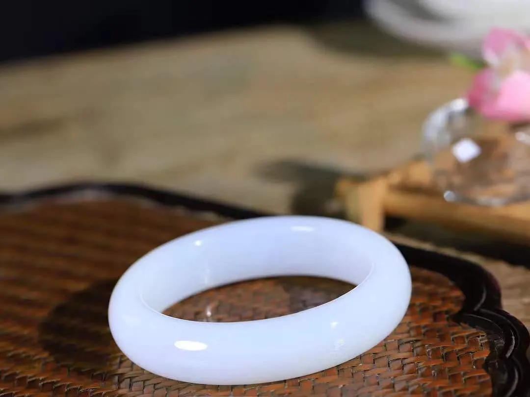 【一见钟情·手镯】

收藏级和田玉白玉手镯。镯型饱满，温润细腻，脂润沁香。️执一卷书，沏一盏茶，着一袭裙，戴一只镯。淡淡浅笺，素心若兰，静赏玉中诗画。悠悠岁月，芊手轻摘，盛满诗样芳华。重65.19克   内径圈口54.6mm 尺寸-4.8-9.1mm  FDA-111251233