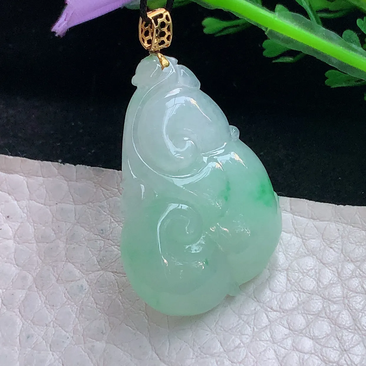 x54自然光34.2*23.8*7精美翡翠a货飘绿祥云如意玉吊坠 玉挂件