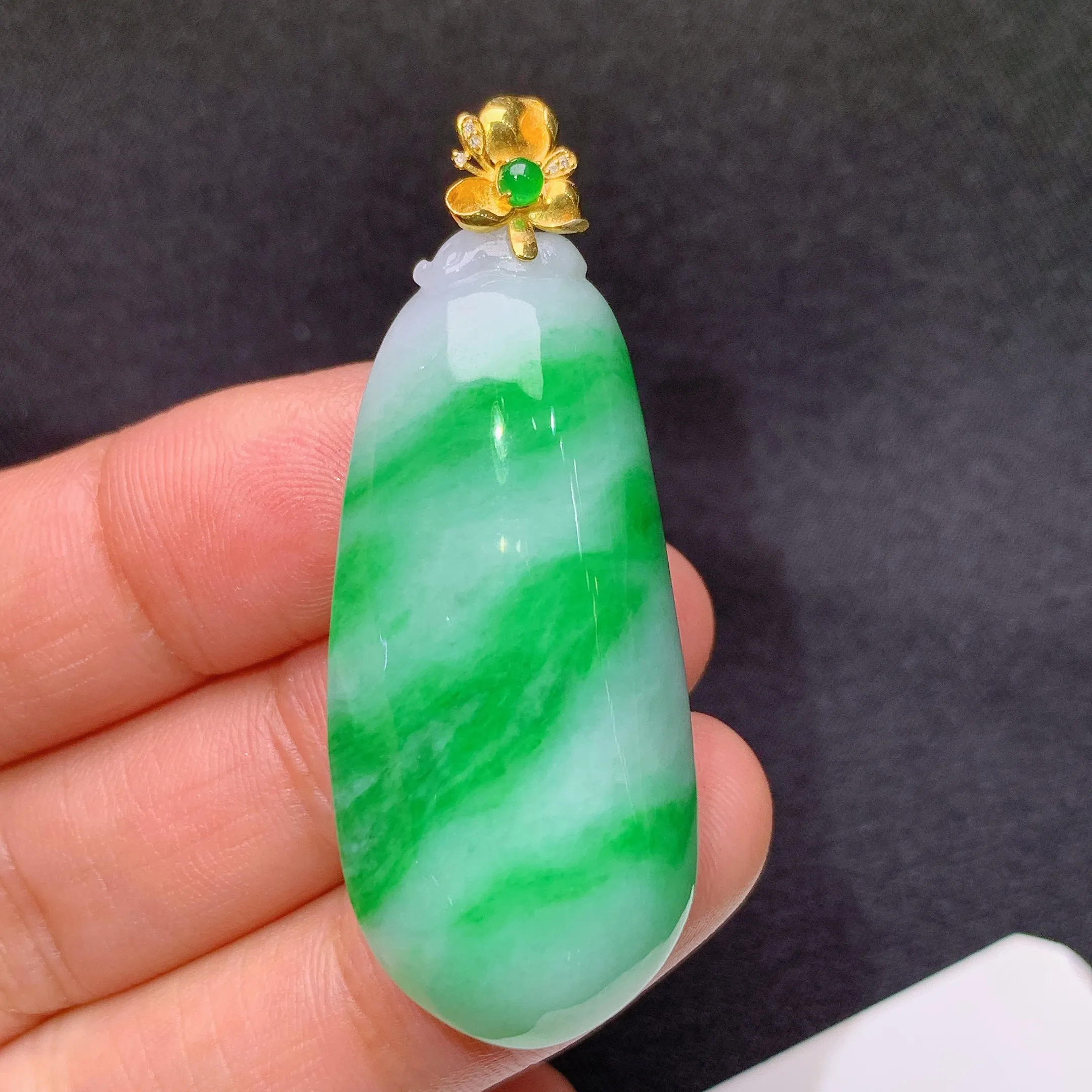 冰飘绿福瓜吊坠，18k金镶嵌，冰润色阳，玉质细腻，种水足 Xz整体尺寸47.6*18.4*11.4