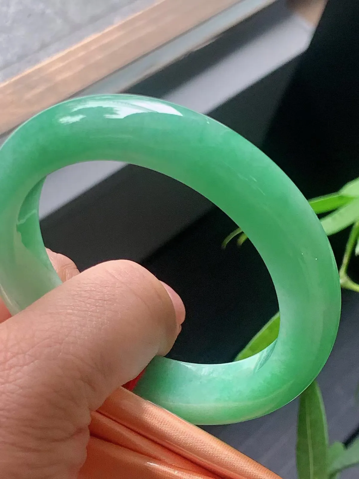 【翡翠名称】老种冰满绿54.7正圈口翡翠手镯
【翡翠尺寸】54.7/12.7/9.7mm适合53.7-56正圈口佩戴
【翡翠描述】宝贝种老水足，玉质细腻，色泽靓丽，性价比高，佩戴效果好！
【其它赠送】权威证书/精美挂绳盒子/支持全国复检