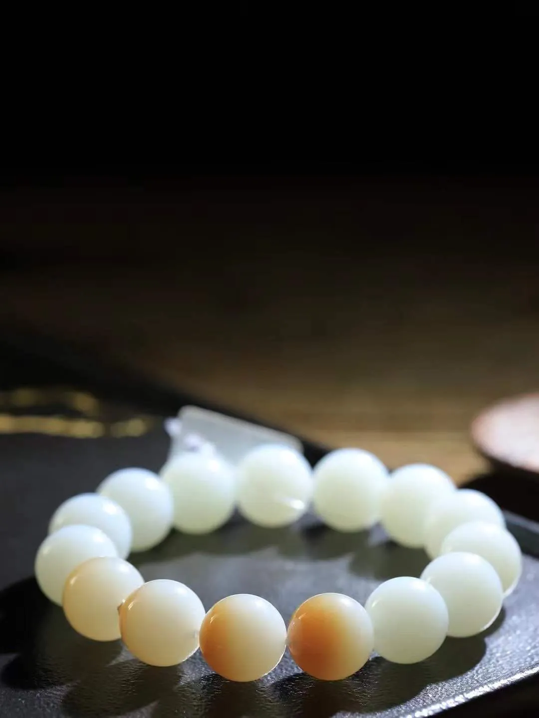 【珠圆玉润.手串】

精品和田玉糖白玉珠圆玉润手串 玉质温润细腻  整串打磨圆润，佩戴舒适。珠珠落玉盘，间关莺语花底滑，一生美好时光，无论身在何处，都有它相伴相守。事事顺遂，幸福美满，吉祥如意。重70.62克 尺寸取一14.5mm FDT-161201413