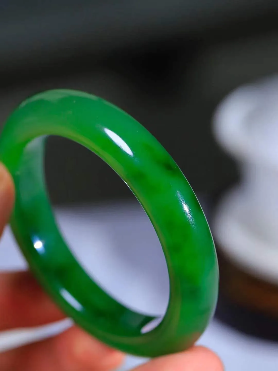 【碧波流转·手镯】

收藏级️和田玉碧玉手镯，玉质细腻温润，手感舒适，️线条流畅，简约大气，美自天成，佩戴于腕间，婉约之美，举手投足间透出那份低调奢华，醉人心扉。
重58.5克 内径圈口53.3mm尺寸11.7-9.7mm  FDA-131201208