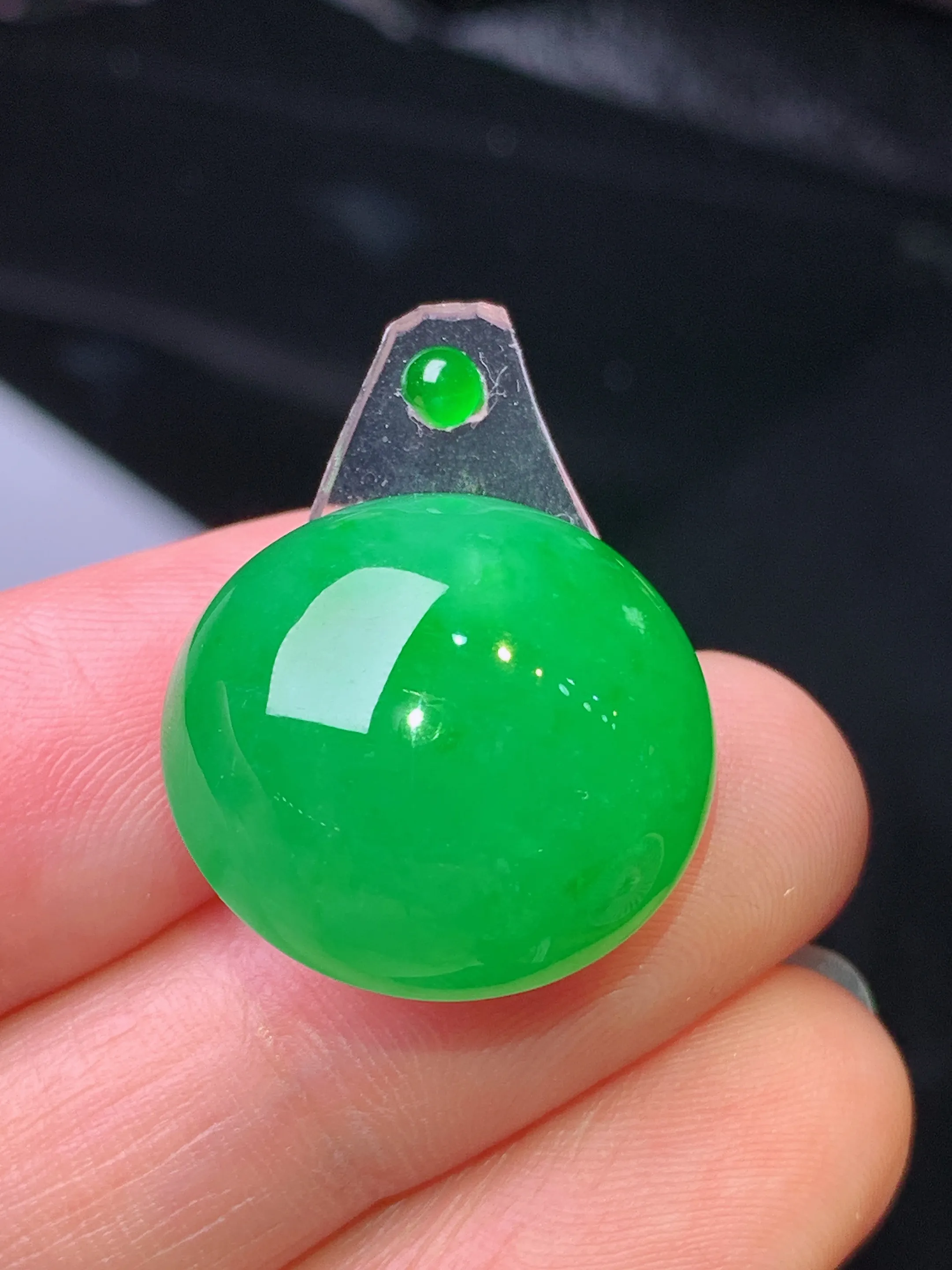 镶嵌款 满绿蛋面吊坠 玉质细腻 水润亮眼 色泽艳丽 整体尺寸18.2*19.5*10.3