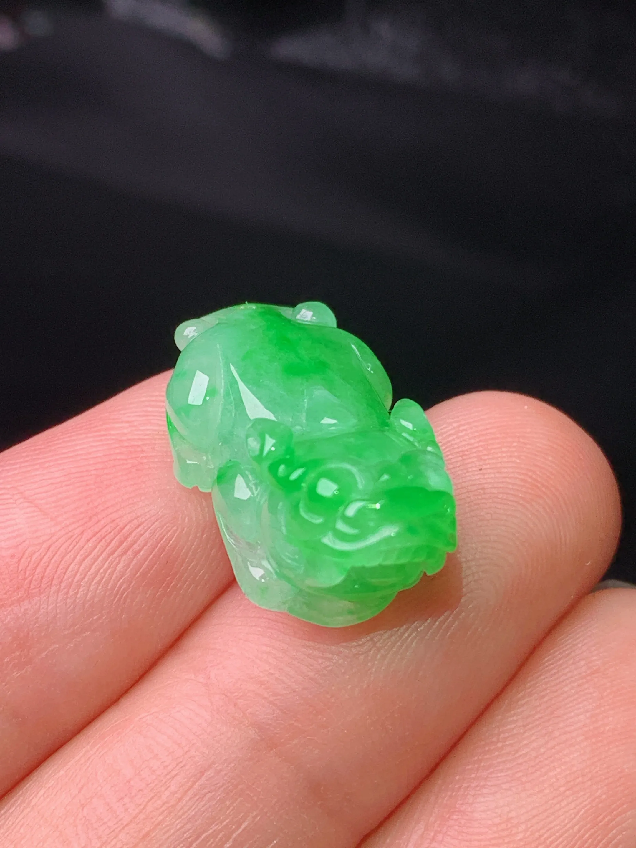 翠绿貔貅吊坠 玉质细腻 色泽艳丽清新 整体尺寸22*12*9.6