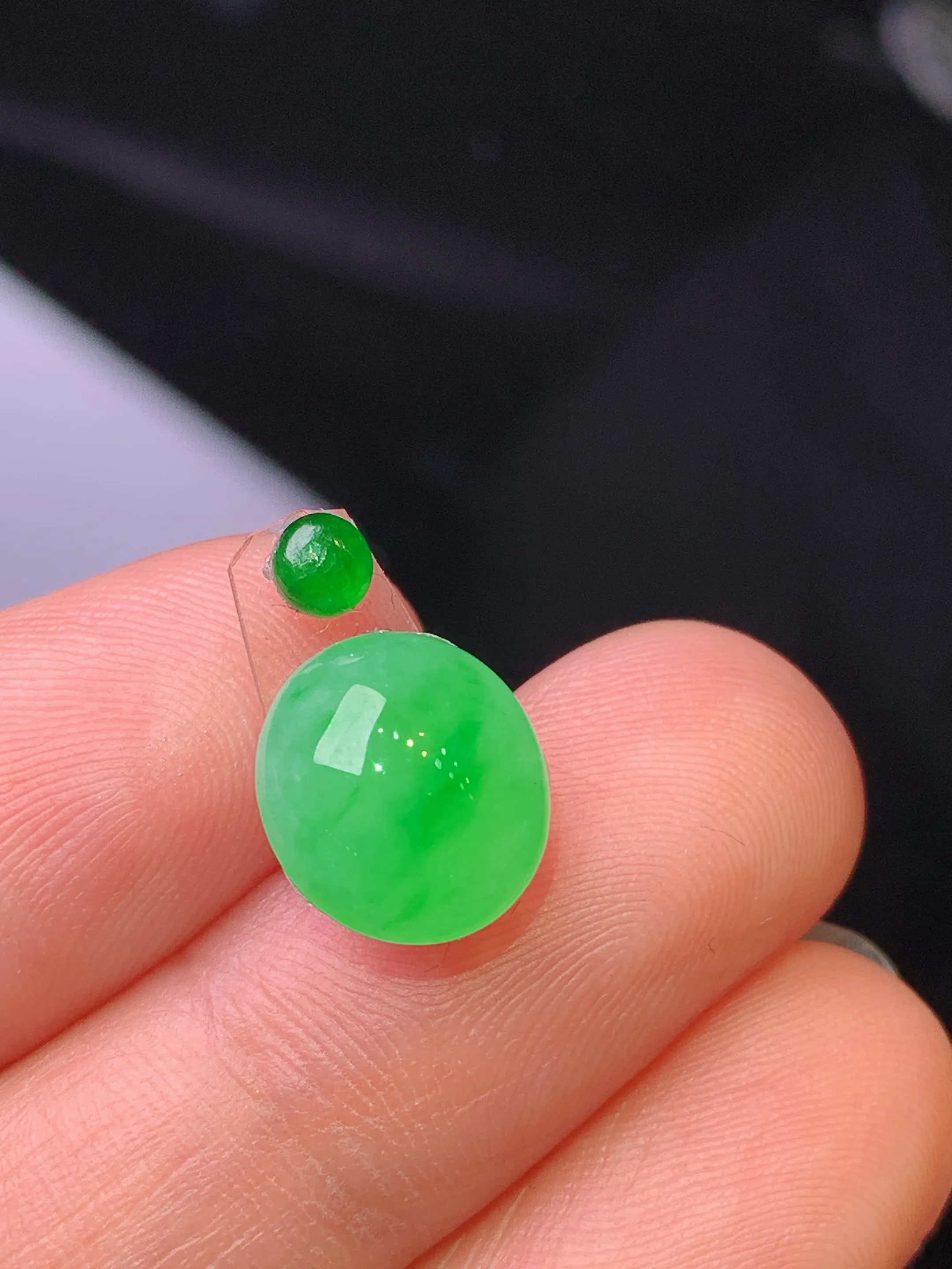 镶嵌款 翠绿蛋面吊坠 玉质细腻 水润亮眼 色泽艳丽 整体尺寸10.2*9.3*5.2