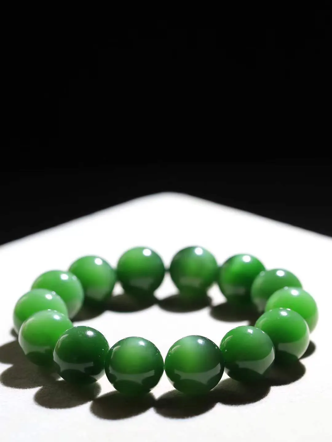 （猫眼手串）

典藏级臻品和田玉碧玉猫眼圆珠手串 质地温润灵动 猫眼儿般的光中，有波光潋滟，也有梦幻清韵。行走于市井的喧嚣，相顾不言，便得清欢。重88.4克 尺寸取一15.8mmFDT-23120753