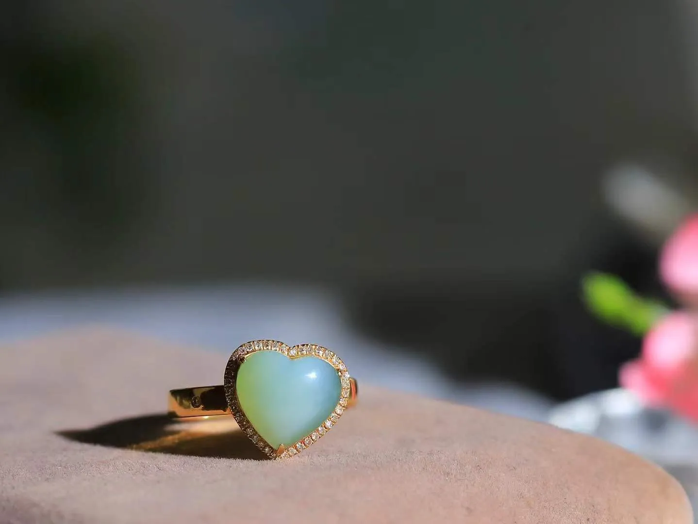 【金镶玉.心心相印.戒指】

精品️和田玉碧玉猫眼金镶玉爱心戒指 玉质细腻温润 油性十足 此件寓意