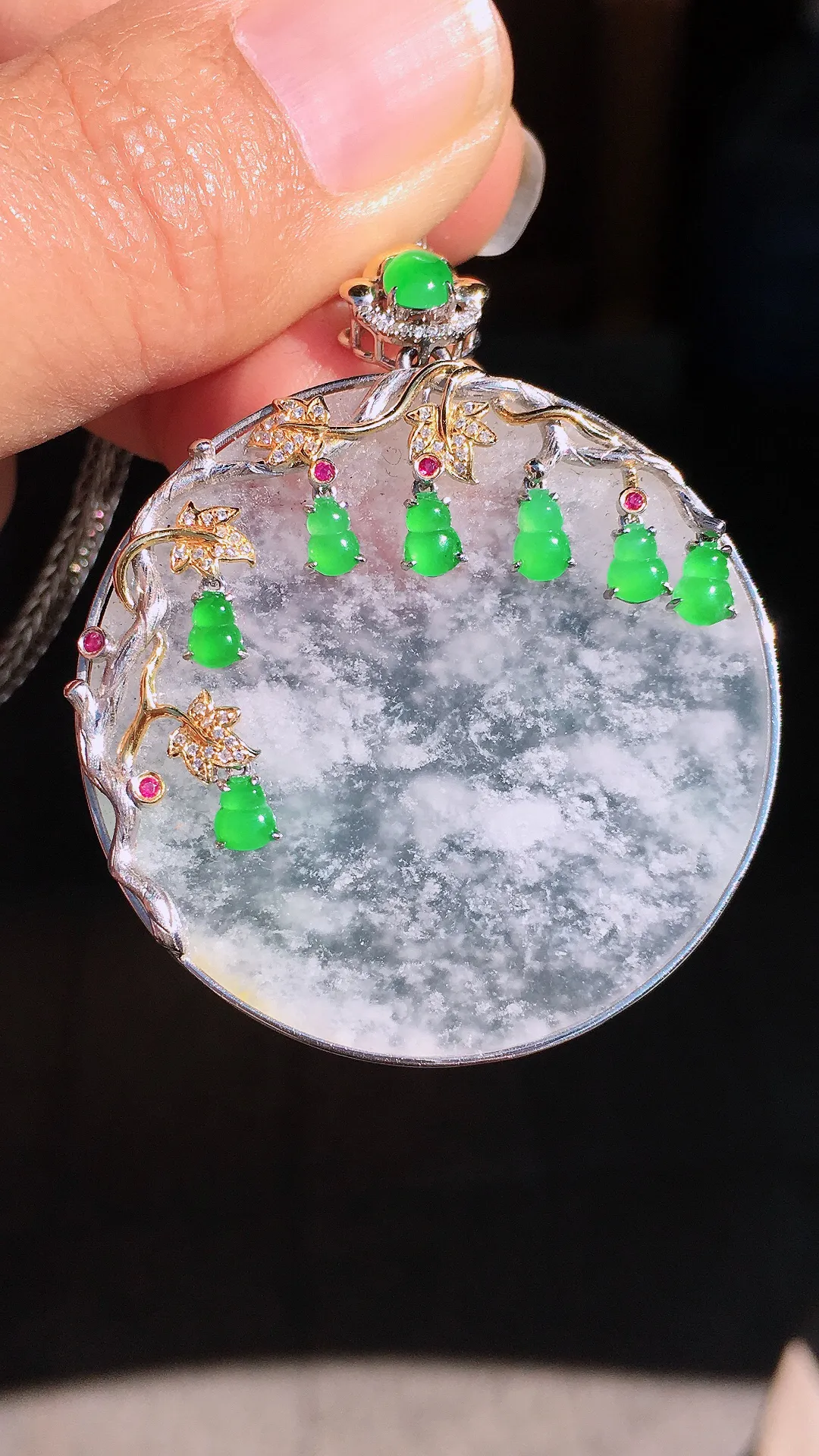 冰种平安扣吊坠，色泽均匀艳丽，玉质细腻，荧光感超
强，饱满圆润，尽显优雅气质，18k
金豪华镶嵌