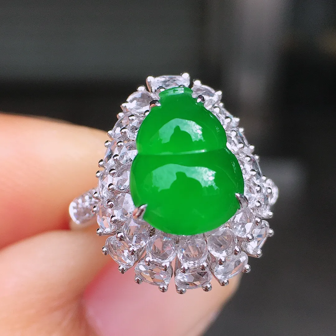 阳绿葫芦戒指，色泽均匀艳丽，玉质细腻，荧光感超
强，饱满圆润，尽显优雅气质，18k
金豪华镶嵌