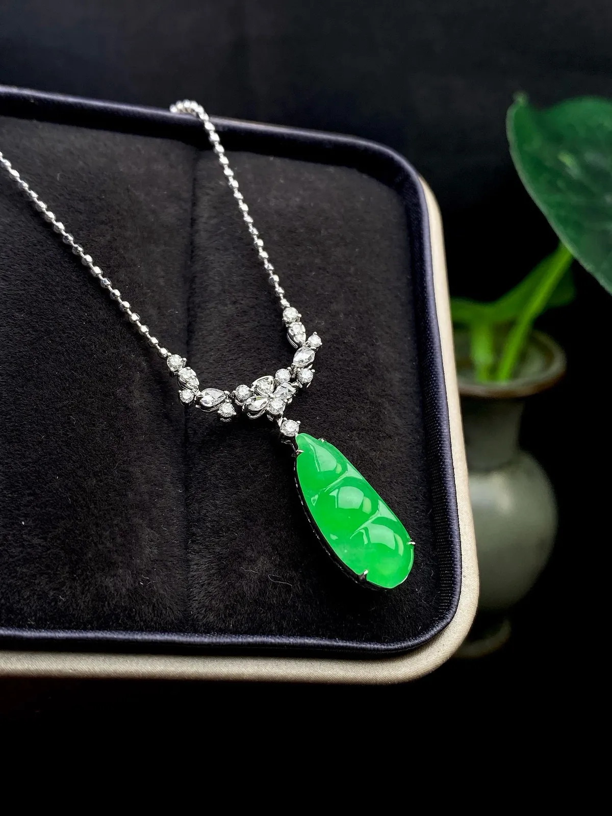 【冰种满绿福豆】质地冰润细腻，种老起光，收藏品质，18K金钻镶嵌，裸石尺寸17*7*3.2毫米