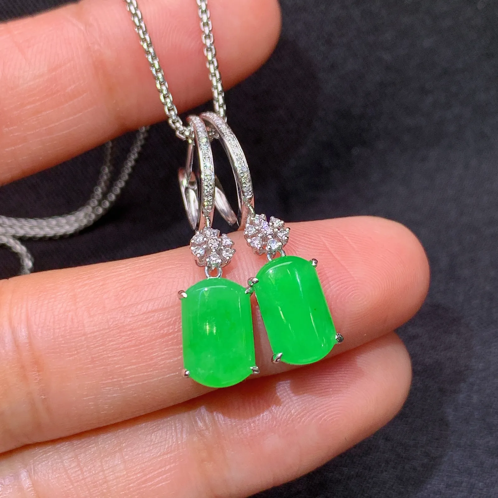 阳绿马鞍耳坠，18k金镶嵌，简约时尚，冰润色阳，种水足，Yt 尺寸9.3*5.8*2