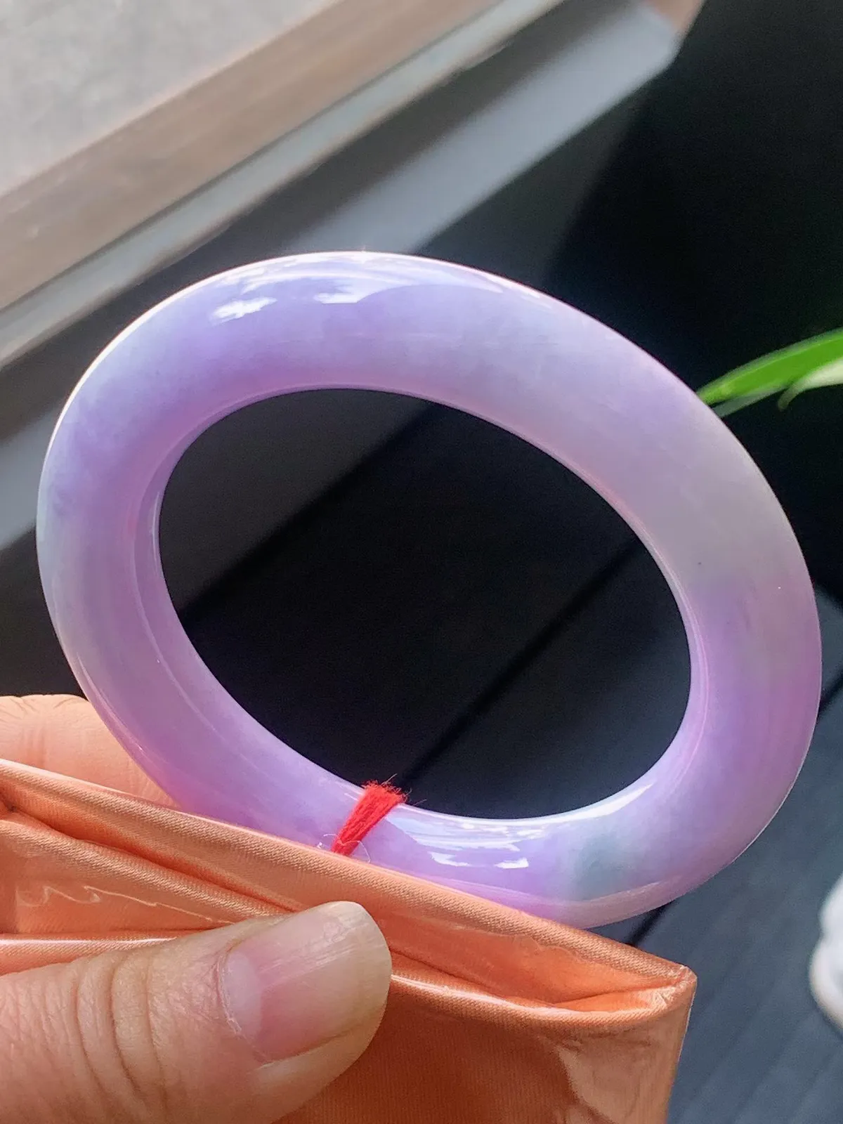 【翡翠名称】冰润紫罗兰54.5圈口圆条手镯
【翡翠尺寸】54.5/11.8/11.6mm适合正圈口佩