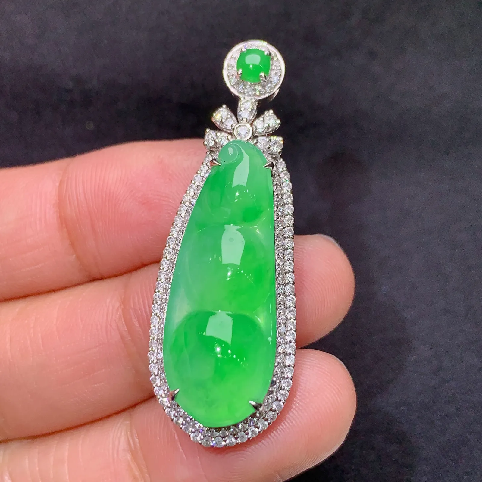 阳绿福豆吊坠，18k金镶嵌，色泽鲜阳，冰润鲜艳，种水足， 尺寸40.7*14.6*9.6