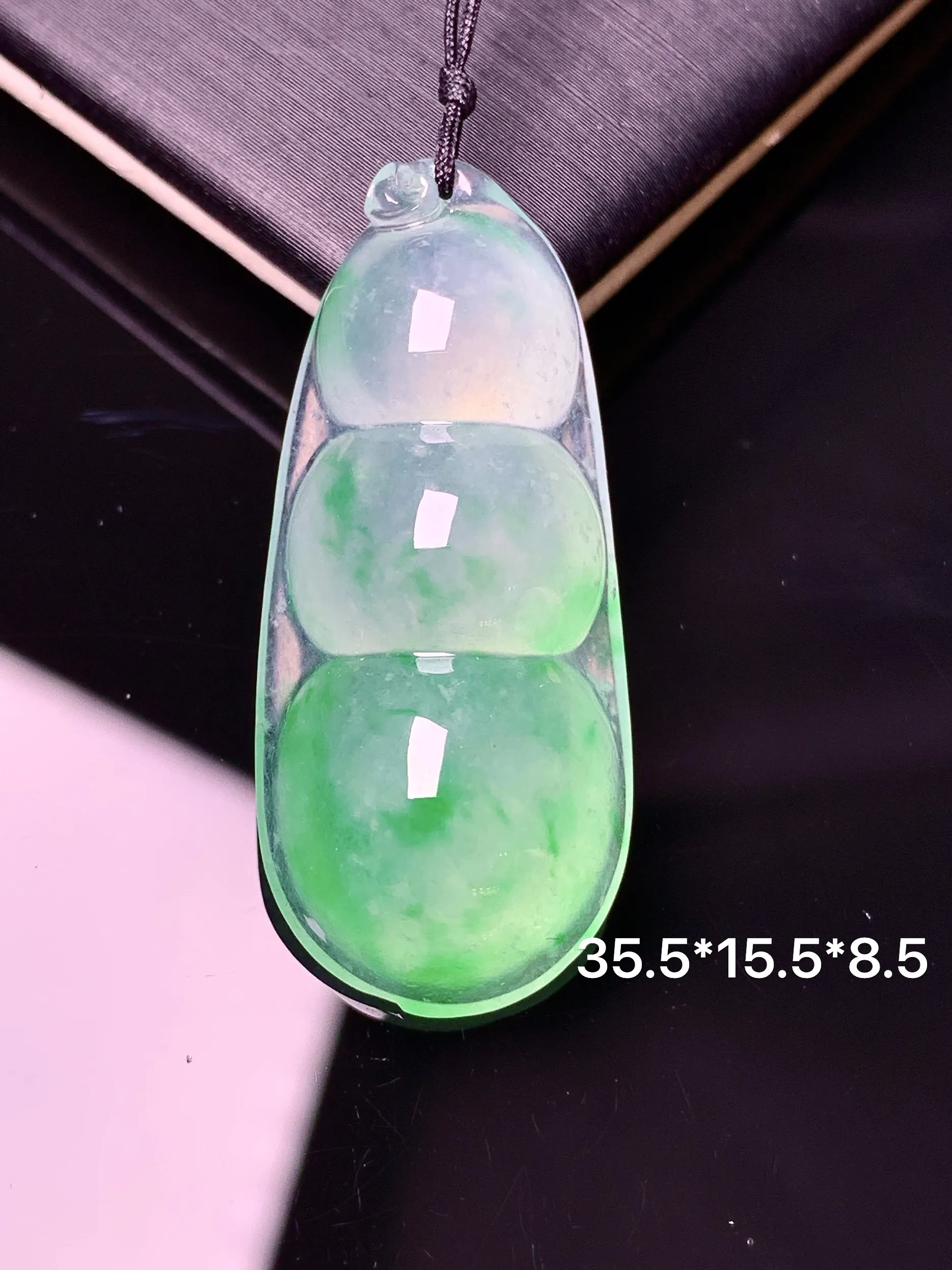 冰种飘绿四季豆 冰透水润 玉质细腻 色泽艳丽清新 整体尺寸35.5*15.5*8.5