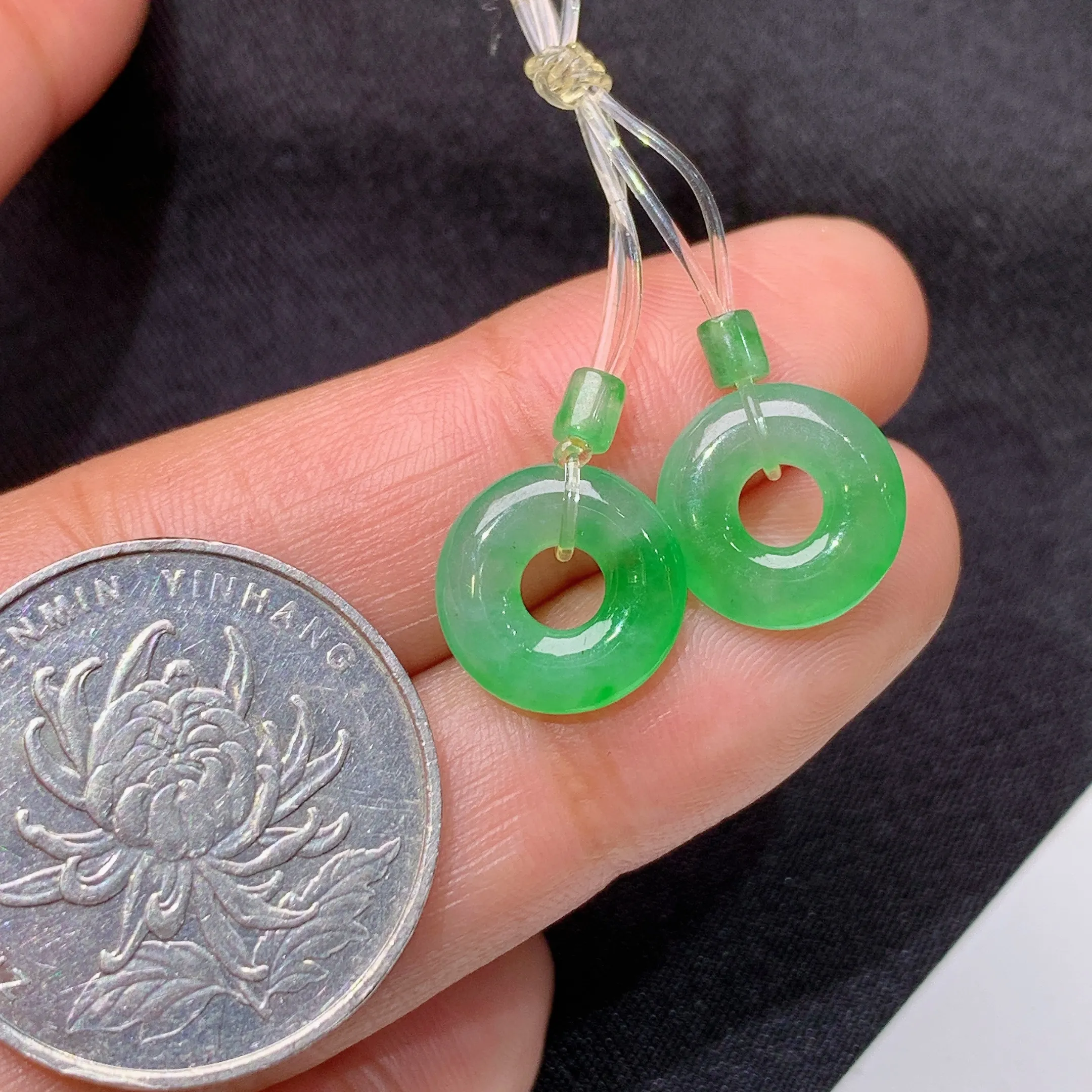 冰飘绿甜甜圈一对，镶嵌佳品，冰润色阳，种水足 Fuy整体尺寸11.5*2.5