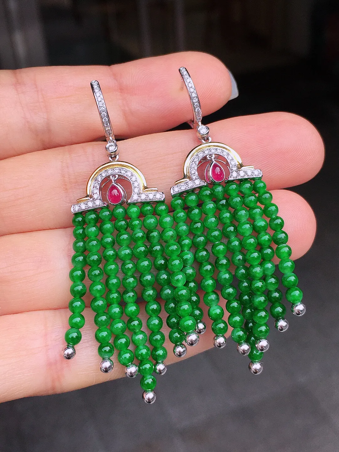 阳绿珠子耳坠，色泽均匀艳丽，玉质细腻，荧光感超
强，饱满圆润，尽显优雅气质，18k
金豪华镶嵌