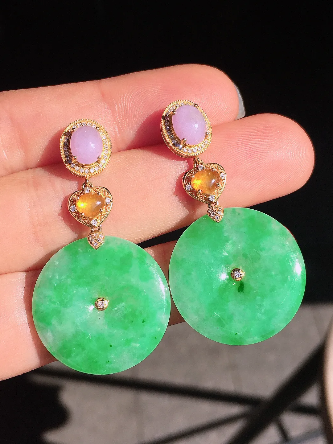 阳绿平安扣耳坠，色泽均匀艳丽，玉质细腻，荧光感超
强，饱满圆润，尽显优雅气质，18k
金豪华镶嵌