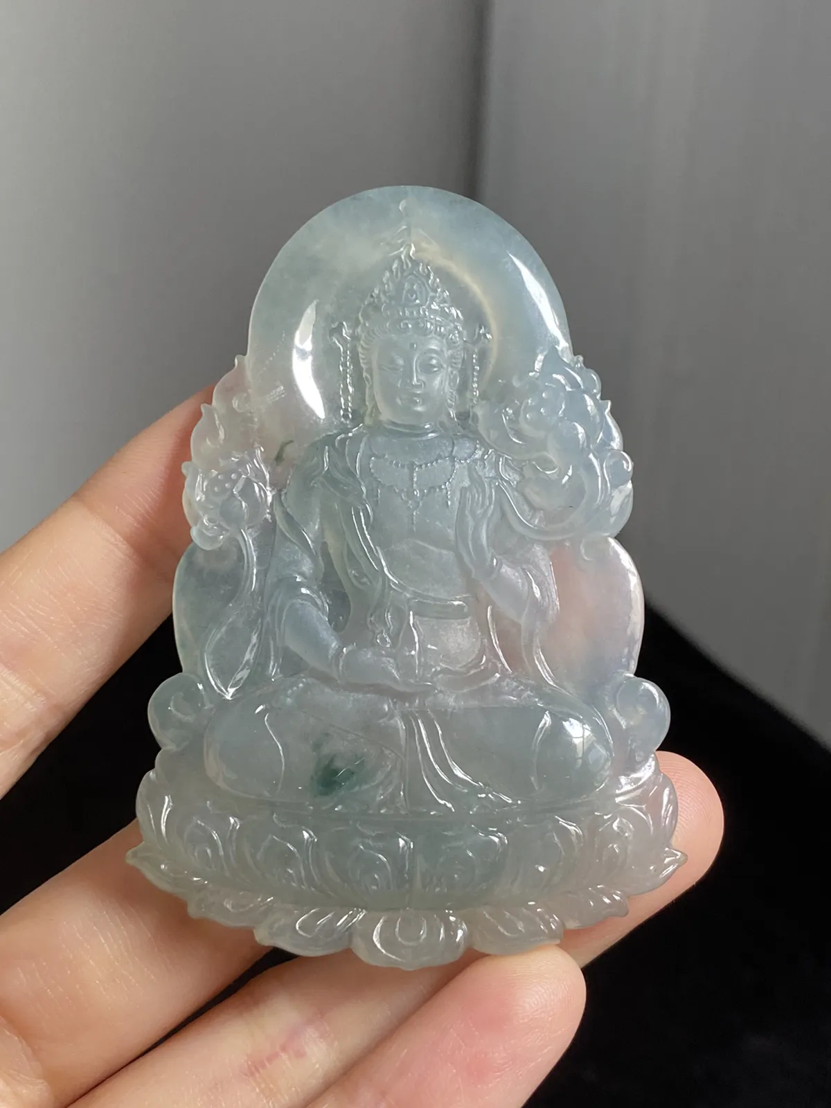 翡翠冰糯种淡绿色吊坠