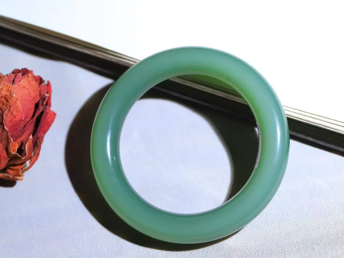 【碧色荡漾·手镯】

收藏级传家臻品和田玉碧玉猫眼手镯，玉质细腻温润，手感舒适，️线条流畅，简约大气，美自天成，佩戴于腕间，婉约之美，举手投足间透出那份低调奢华，醉人心扉。重65.32克  内径圈口54mm  尺寸11.6-11.5mm  FDA-661201233