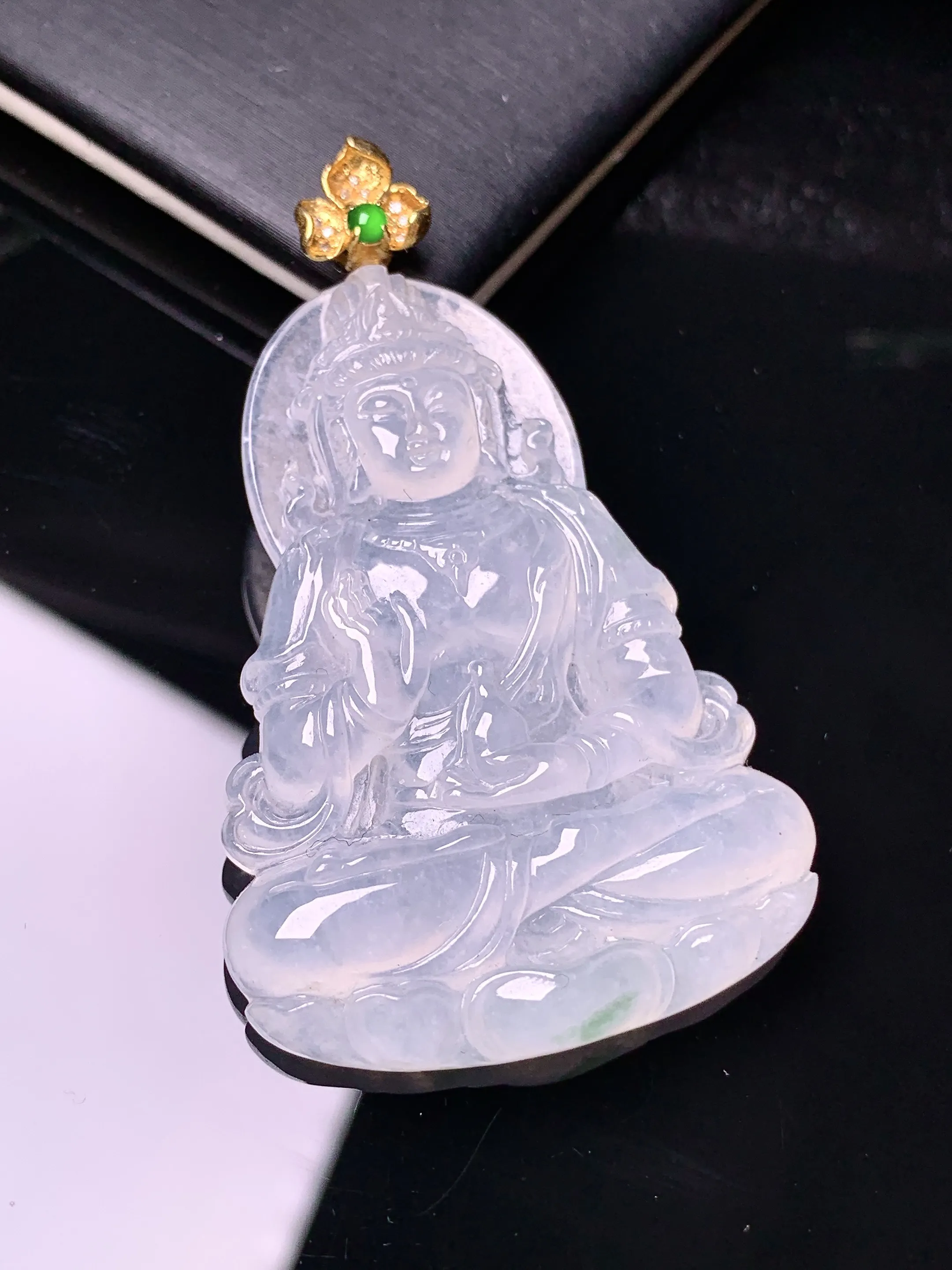 18k金镶嵌冰种度母观音菩萨吊坠 玉质细腻 水润亮眼 色泽艳丽 整体尺寸53.5*31.8*5.2
