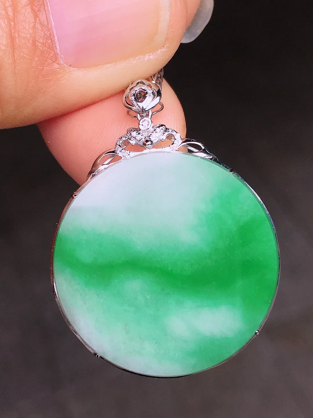 飘绿平安扣吊坠，色泽艳丽，玉质细腻，荧光感超
强，饱满圆润，尽显优雅气质，18k
金豪华镶嵌