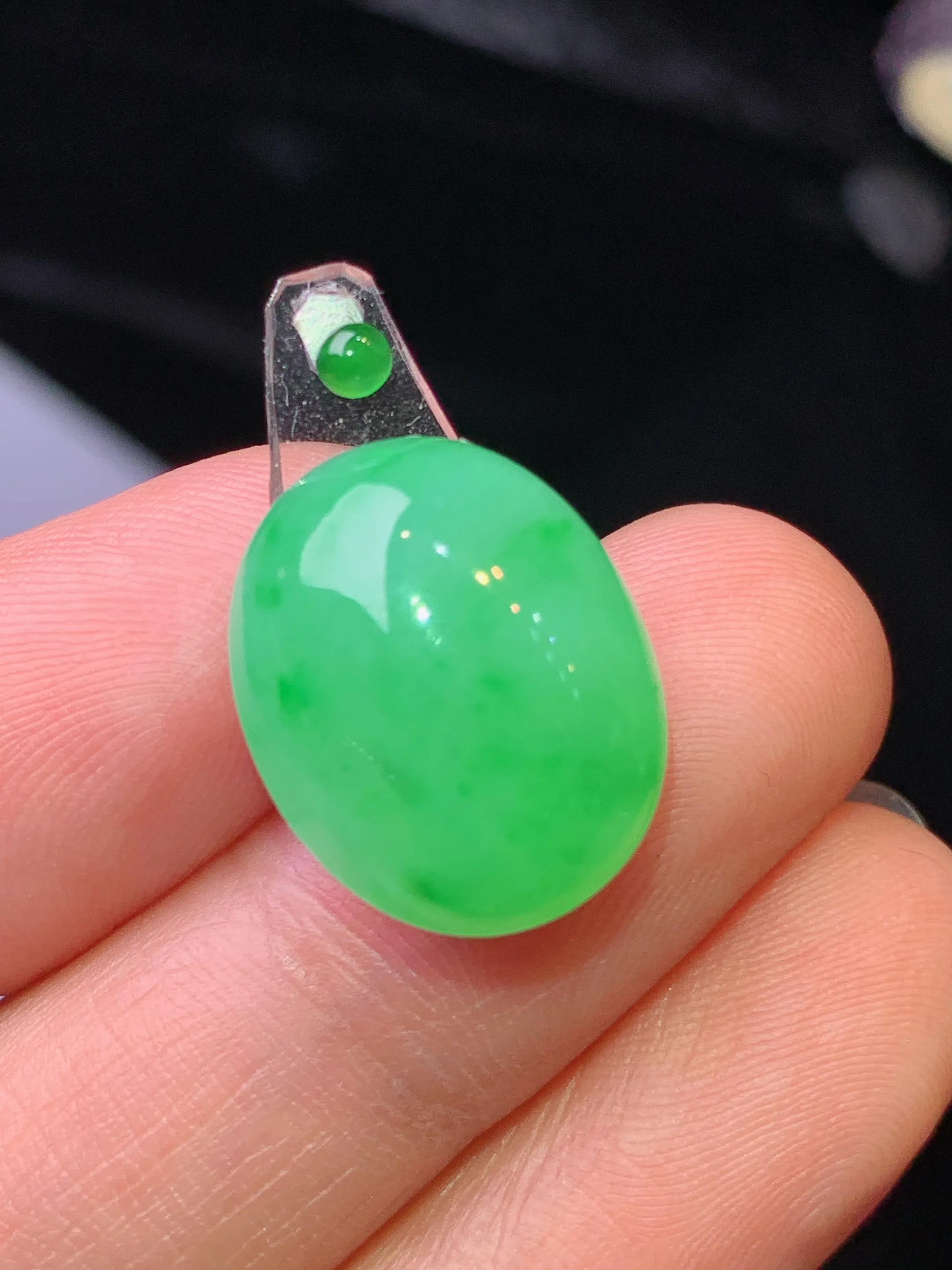 镶嵌款 翠绿蛋面吊坠 玉质细腻 水润亮眼 色泽艳丽 整体尺寸16.6*13.5*6.8