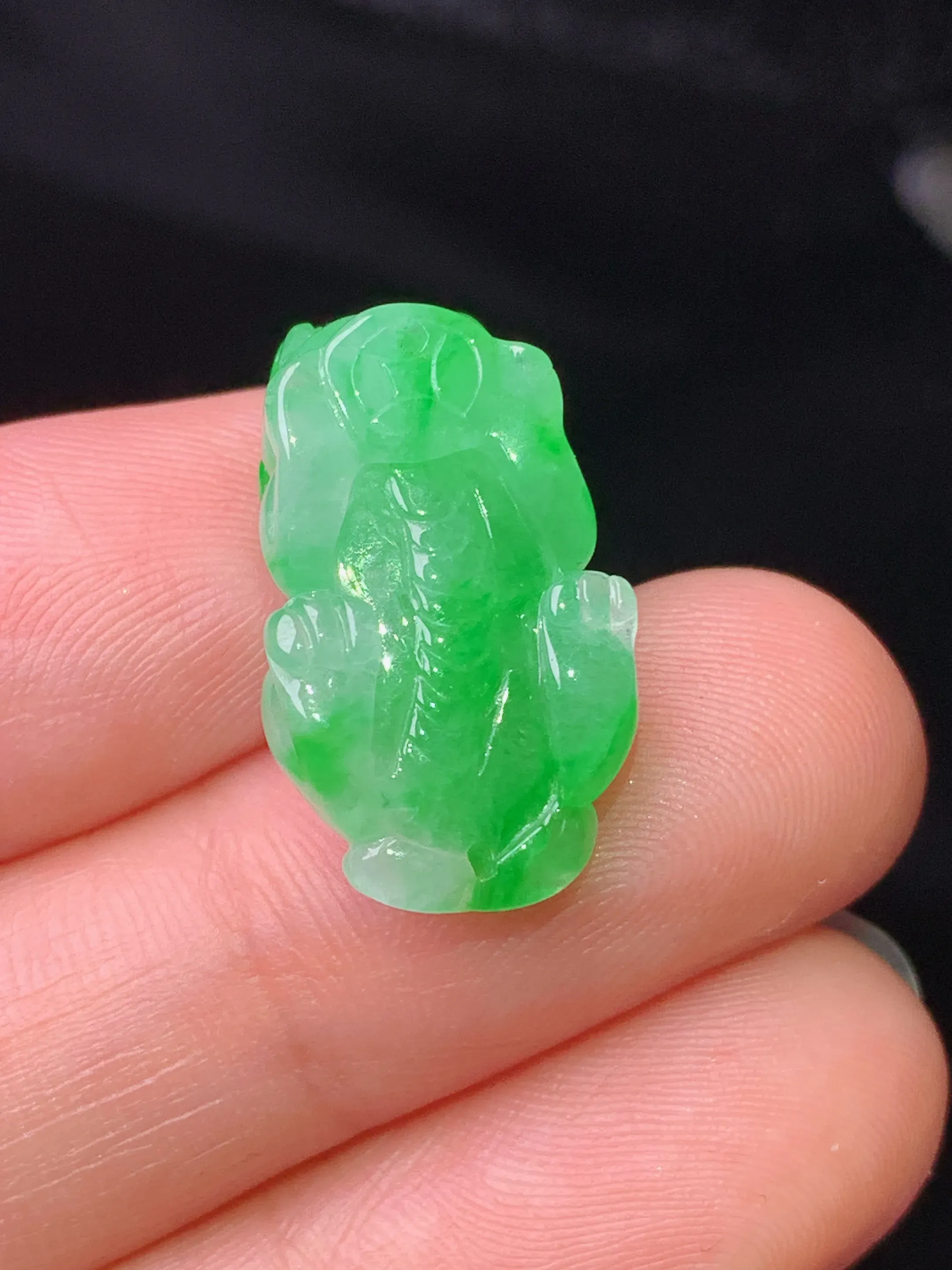 翠绿貔貅吊坠 玉质细腻 色泽艳丽清新 整体尺寸22*12*9.6