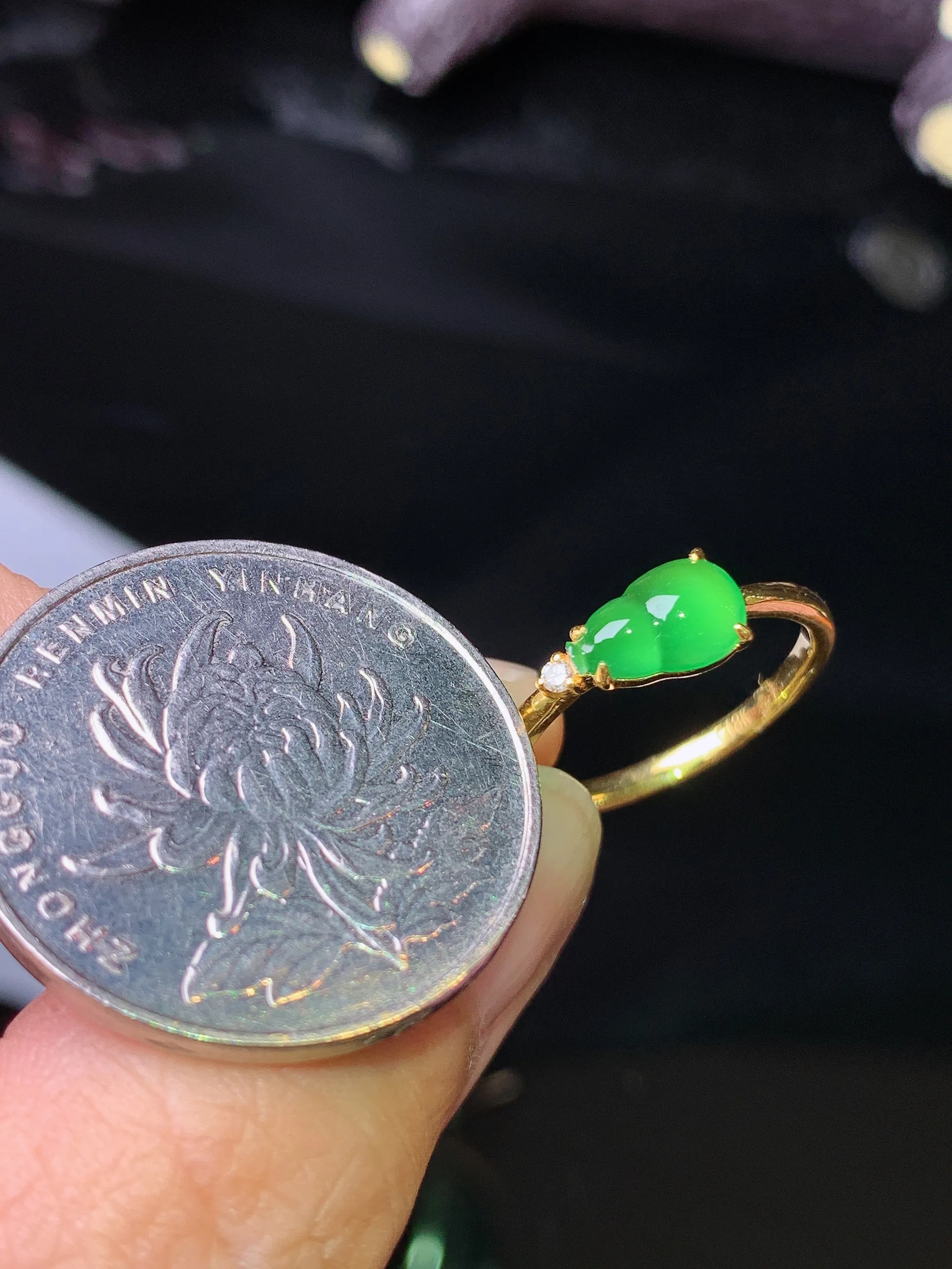 18k金钻镶嵌翠绿葫芦戒指 玉质细腻 水润亮眼 色泽艳丽 圈口10.5 裸石尺寸8*5.2*2.5