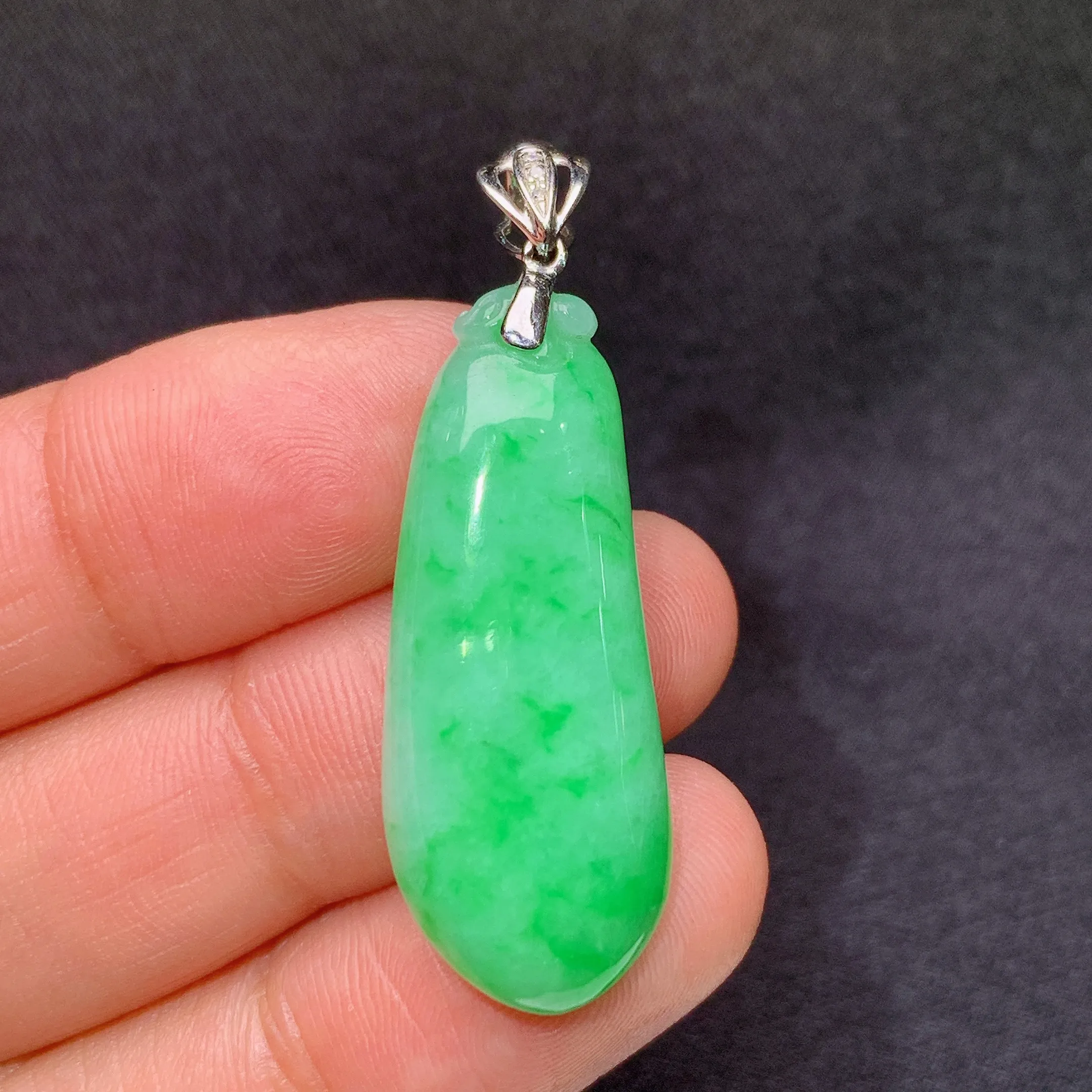 冰飘绿福瓜吊坠，18k金镶嵌，冰润色阳，玉质细腻，种水足，Wq裸石尺寸31.3*12.8*5.3