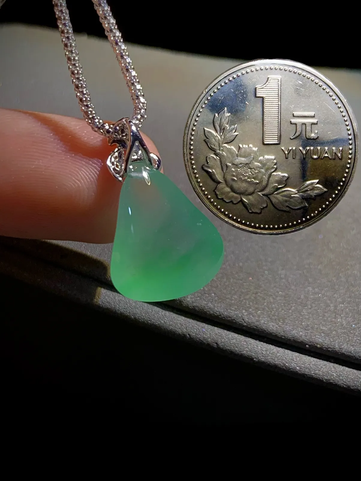 绿花福瓜，21.5-裸石16-13.5-8mm，
18K金，南非钻，2.62g，图示为银链