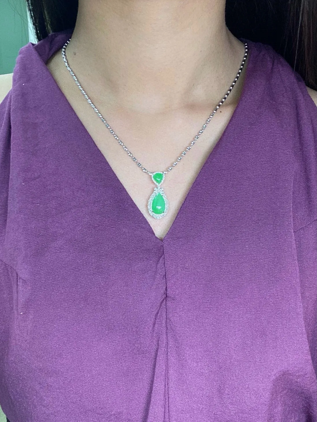 【冰种满绿水滴吊坠】种水上乘，冰感十足，通透闪亮，晶莹剔透。颜色浓郁，18K金钻精美镶嵌，裸石尺寸13.6*8.5*3.5毫米