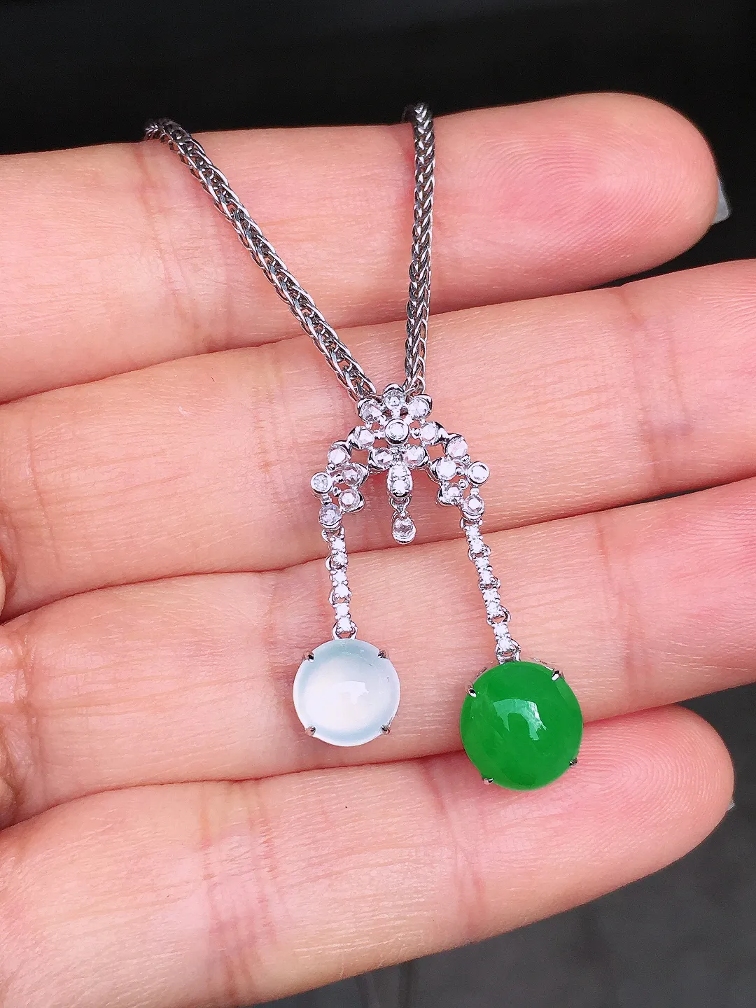 （冰+绿）二合一吊坠，色泽均匀艳丽，玉质细腻，荧光感超
强，饱满圆润，尽显优雅气质，18k
金豪华镶嵌