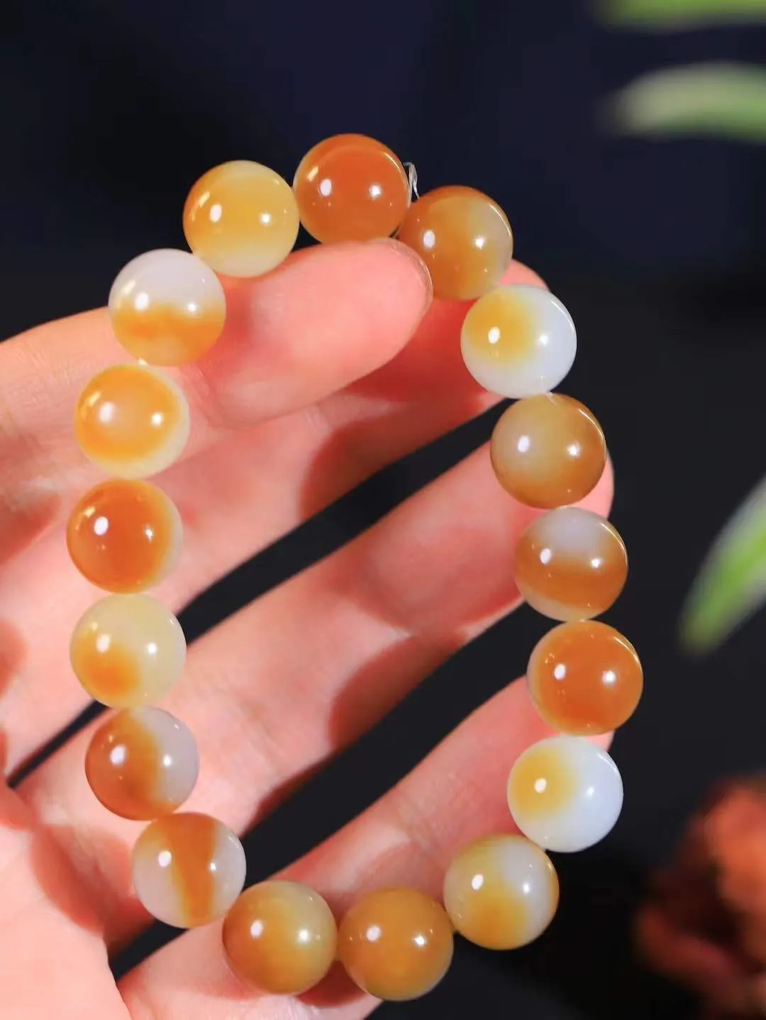 【珠圆玉润.手串】

精品和田玉糖白玉珠圆玉润手串 玉质温润细腻  整串打磨圆润，佩戴舒适。珠珠落玉盘，间关莺语花底滑，一生美好时光，无论身在何处，都有它相伴相守。事事顺遂，幸福美满，吉祥如意。重44.5克 尺寸取一11.8mm FDL-161201413