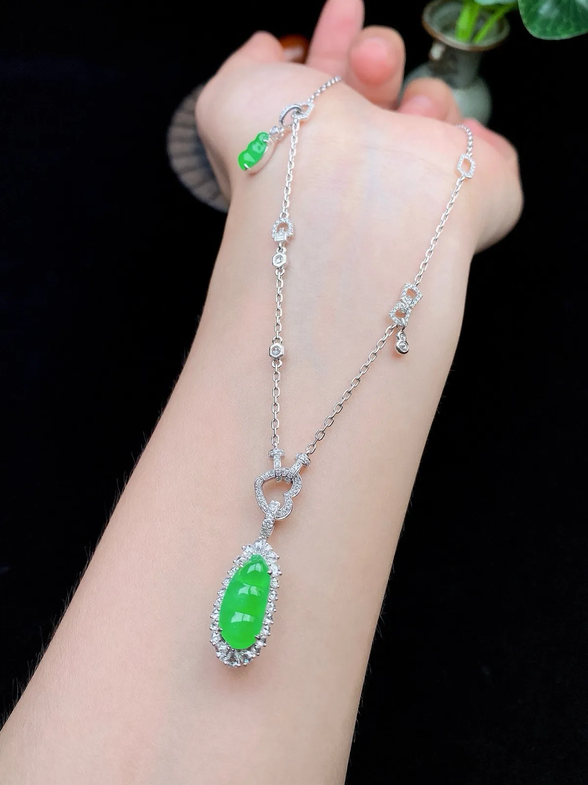【冰种满绿福豆吊坠】种地上乘，冰感十足，通透起光，饱满圆润，18k金钻镶嵌，裸石尺寸14.3*6.9*3.3毫米。