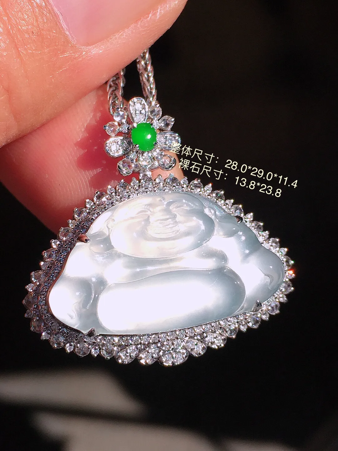冰种佛公吊坠，玉质细腻，荧光感超
强，饱满圆润，尽显优雅气质，18k
金豪华镶嵌