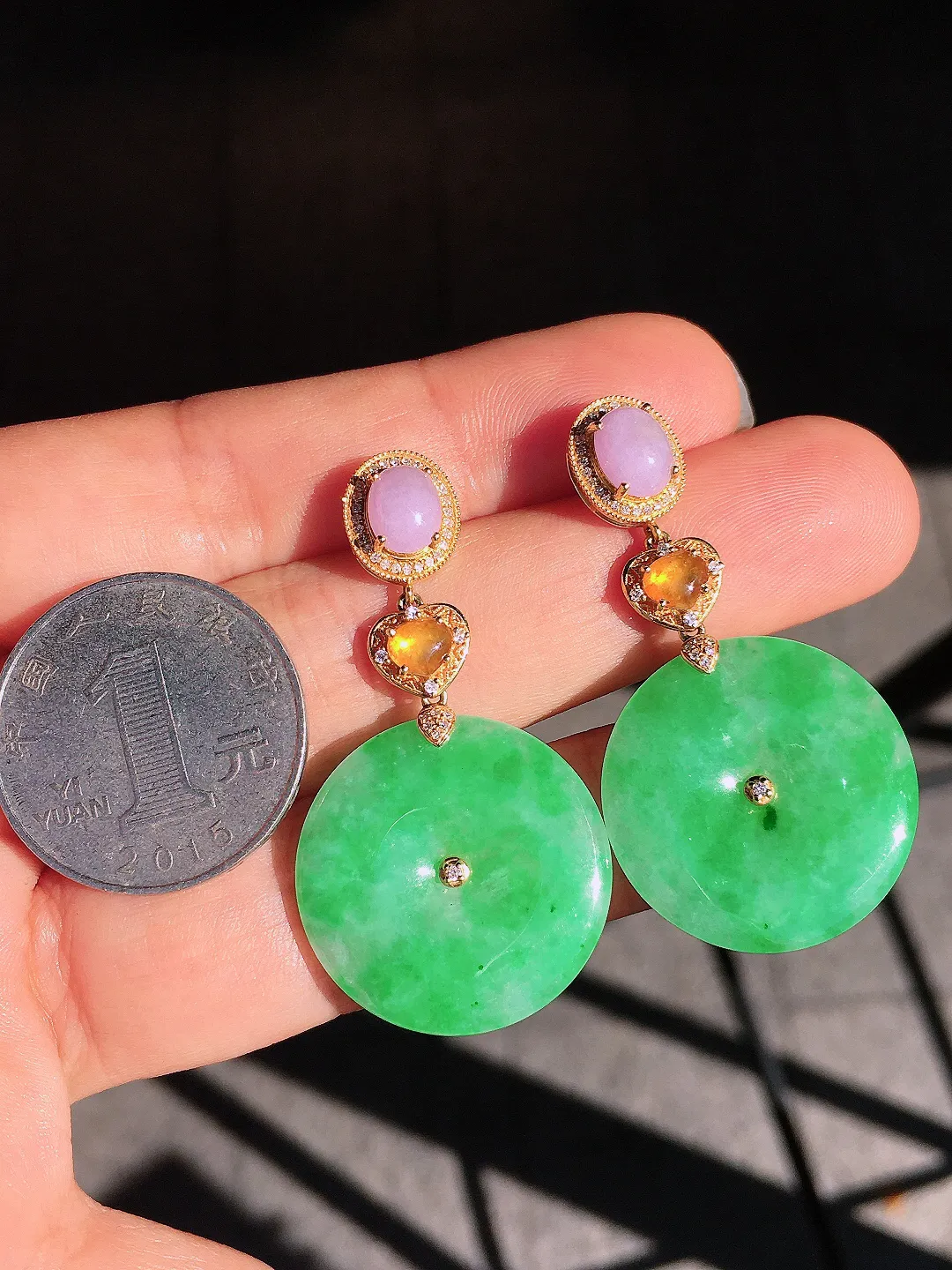 阳绿平安扣耳坠，色泽均匀艳丽，玉质细腻，荧光感超
强，饱满圆润，尽显优雅气质，18k
金豪华镶嵌