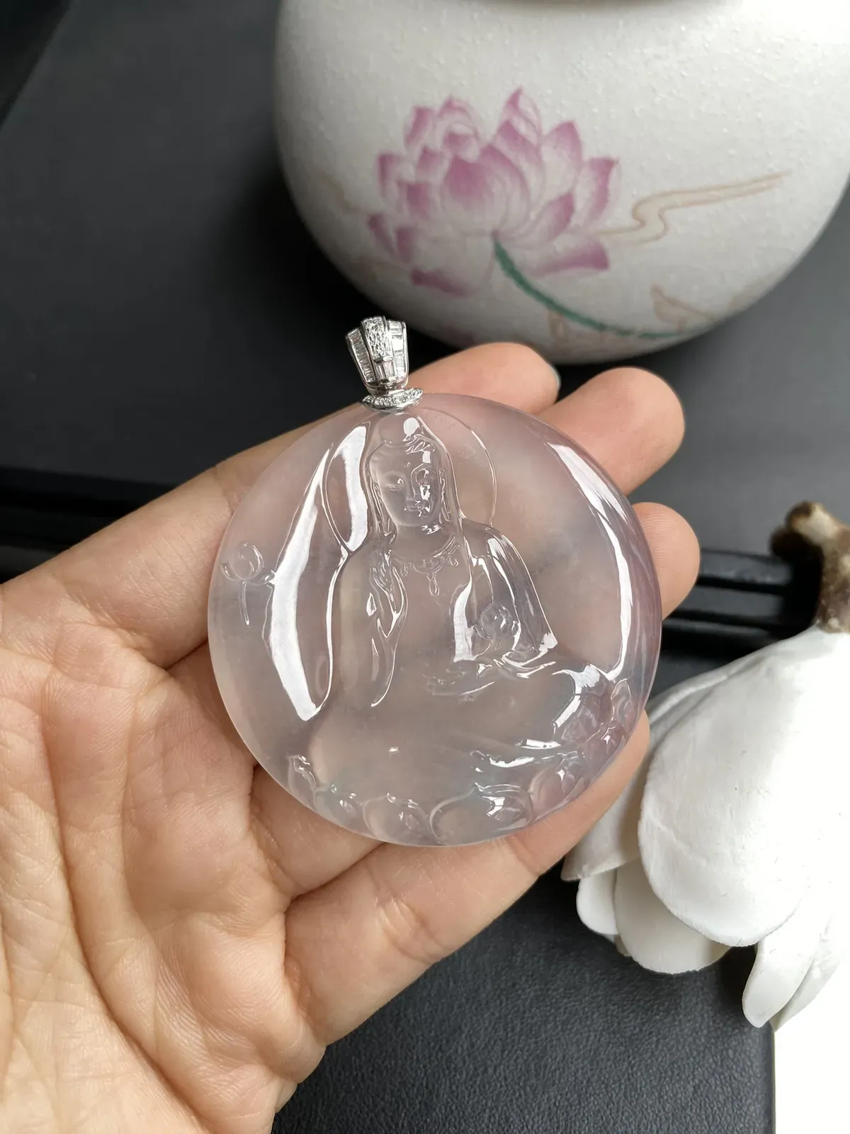 加龙作品-持莲观音，裸石52.4x5.7mm，雕工精湛，水润通透