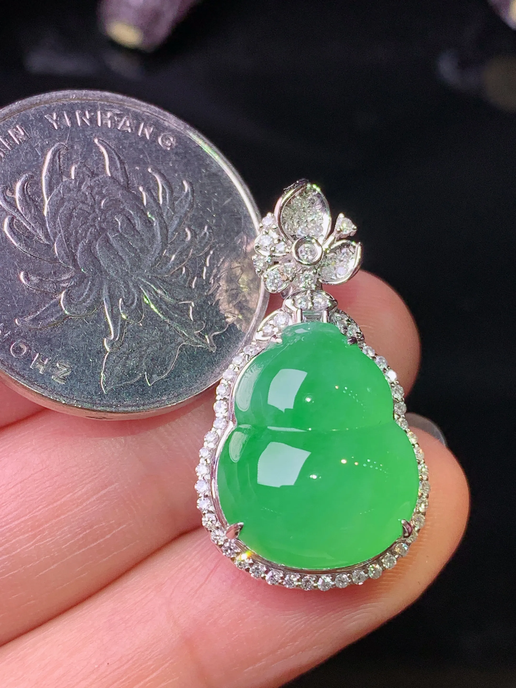 18k金钻镶嵌满绿葫芦吊坠 玉质细腻 水润亮眼 色泽艳丽 整体尺寸29*16*11