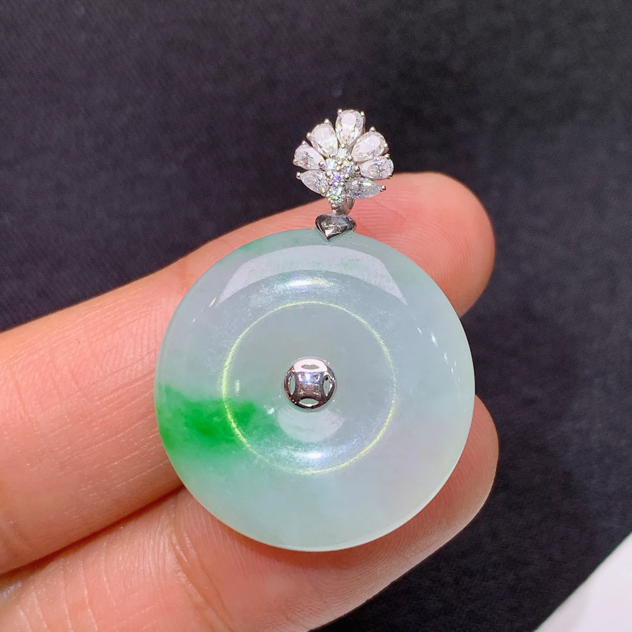 冰飘绿平安扣吊坠，18k金镶嵌，冰润色阳，玉质细腻，种水足，Lu整体尺寸30.2*21.9*5.2