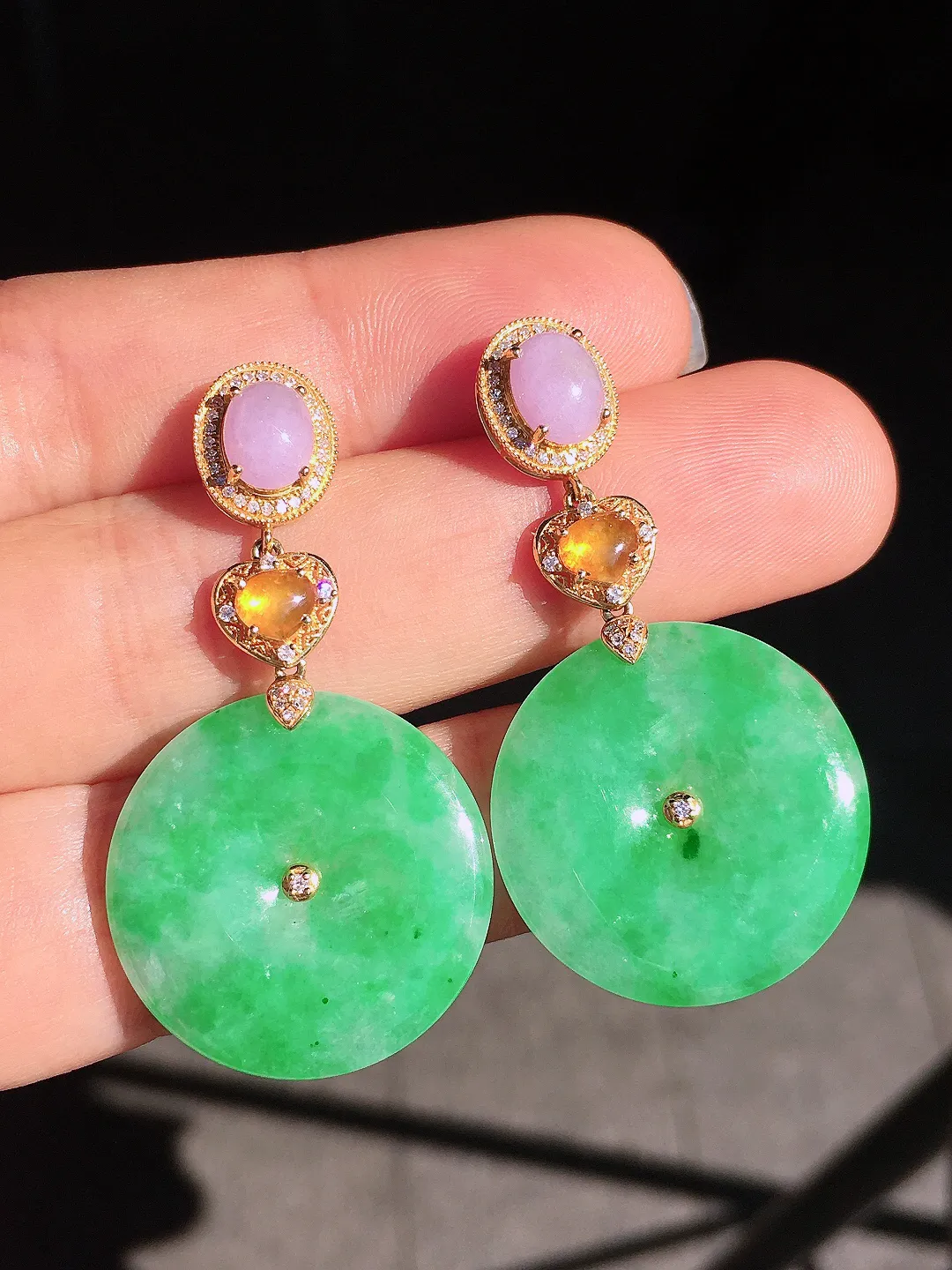 阳绿平安扣耳坠，色泽均匀艳丽，玉质细腻，荧光感超
强，饱满圆润，尽显优雅气质，18k
金豪华镶嵌