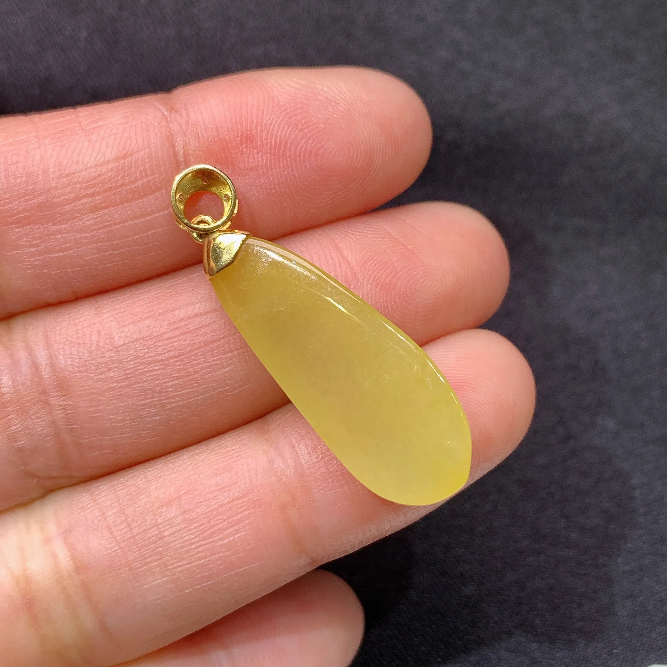 冰黄翡福瓜吊坠，18k金镶嵌，色泽鲜艳，水色超佳，wq整体尺寸34.3*10.3*4.8