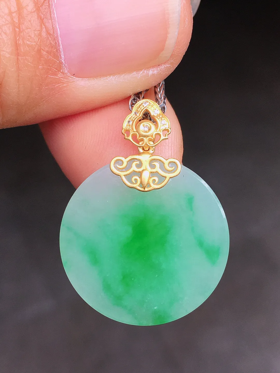 飘绿平安扣吊坠，色泽艳丽，玉质细腻，荧光感超
强，饱满圆润，尽显优雅气质，18k
金豪华镶嵌