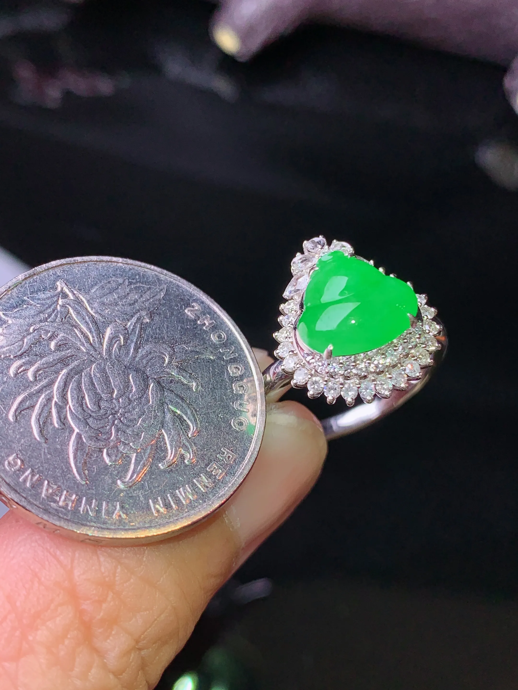 18k金钻镶嵌满绿葫芦戒指 玉质细腻 水润亮眼 色泽艳丽 圈口13.5 整体尺寸15.2*13.7*9
