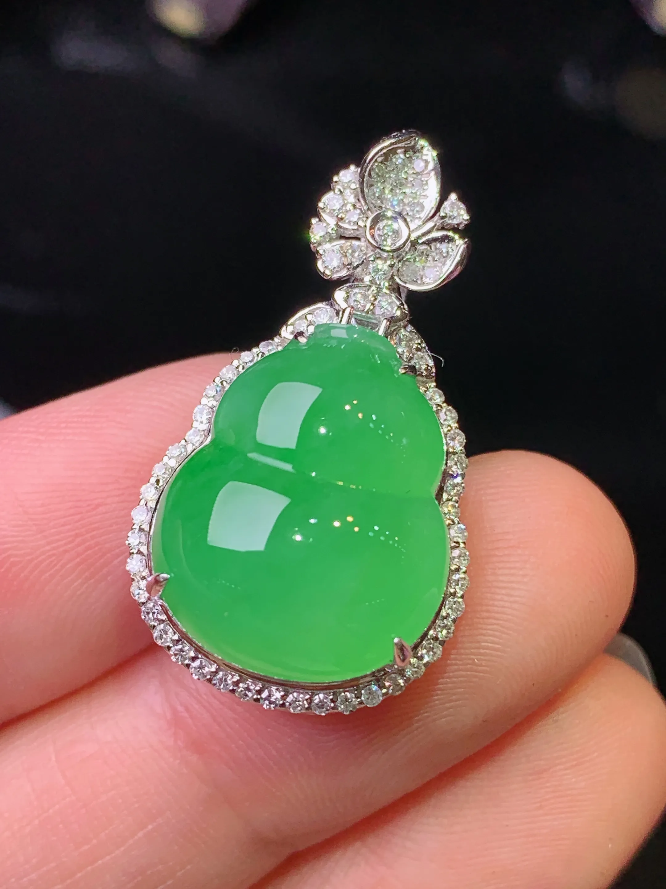 18k金钻镶嵌满绿葫芦吊坠 玉质细腻 水润亮眼 色泽艳丽 整体尺寸29*16*11
