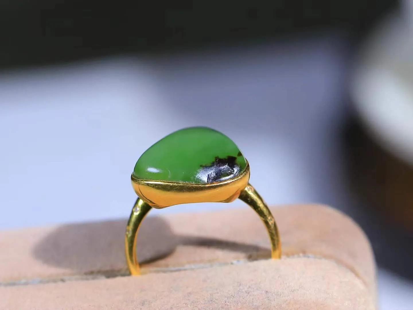 【金镶玉.戒指】

精品和田玉碧玉18k金戒指 玉质细腻温润 油性十足 ，不论时光如何流转变化，这枚戒指始终闪耀着最初的光芒。精工镶嵌18K金 （保真金 可检测贵金属18K金） 重5.4克 尺寸17.4-17.3-14.2mm 231201236A