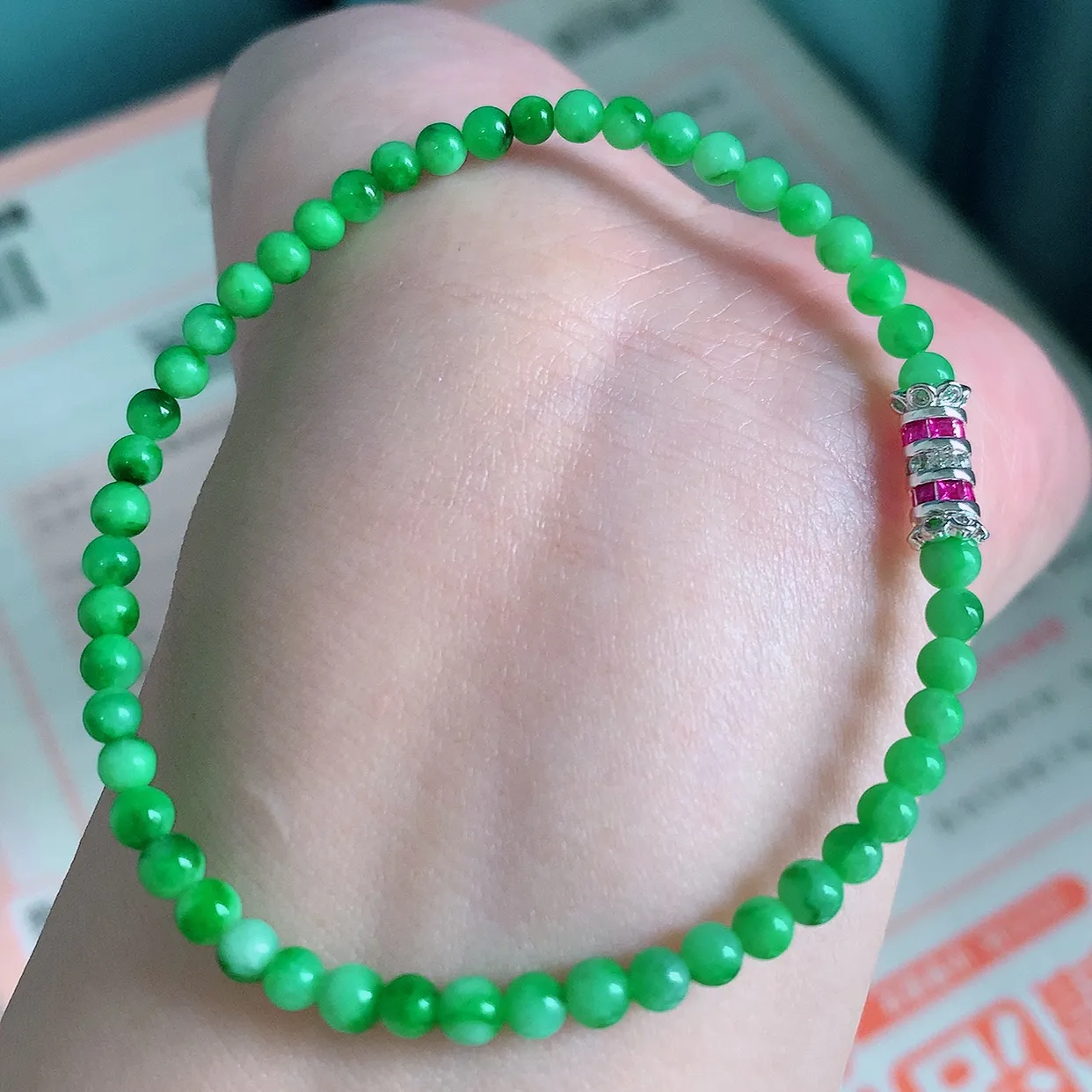 自然光实拍   冰润绿色飘花翡翠手串手链，款式新颖，佩戴效果时尚出众 尽显气质，玉质细腻，美感十足 #003.1取一尺寸3.9mm