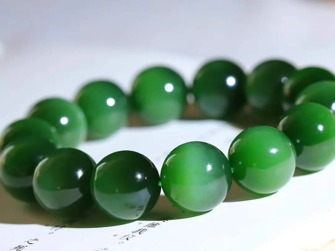 （猫眼手串）

典藏级臻品和田玉碧玉猫眼圆珠手串 质地温润灵动 猫眼儿般的光中，有波光潋滟，也有梦幻清韵。行走于市井的喧嚣，相顾不言，便得清欢。重88.4克 尺寸取一15.8mmFDT-23120753