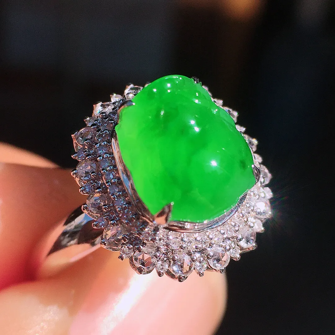 阳绿貔貅戒指，色泽均匀艳丽，玉质细腻，荧光感超
强，饱满圆润，尽显优雅气质，18k
金豪华镶嵌