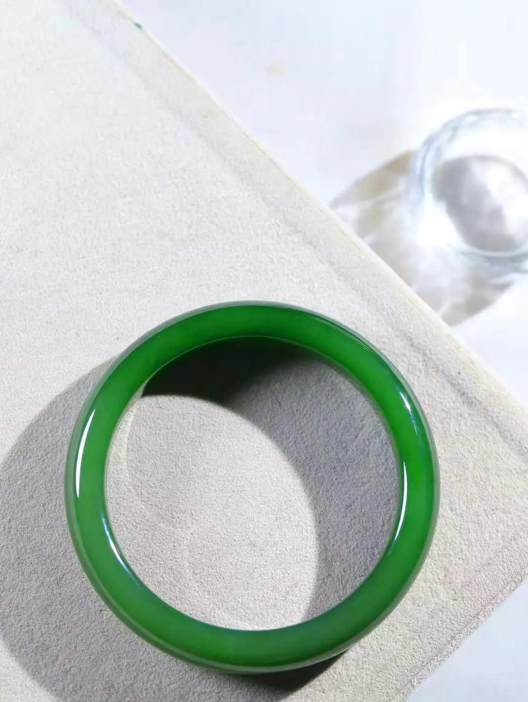 【碧波流转·手镯】

收藏级臻品️和田玉碧玉手镯，玉质细腻温润，手感舒适，️线条流畅，简约大气，美自天成，佩戴于腕间，婉约之美，举手投足间透出那份低调奢华，醉人心扉。
重60.61克 内径圈口59.3mm尺寸13-8.6mm  FDA-131201208